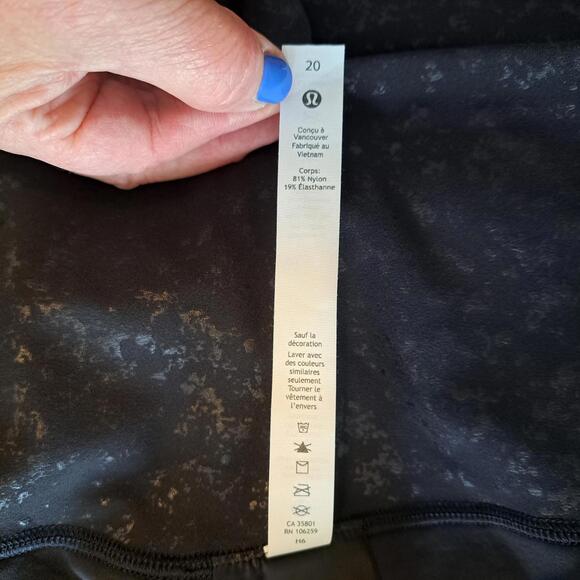 Lululemon 𝗔𝗹𝗶𝗴𝗻 𝗛𝗥 𝗖𝗿𝗼𝗽 𝟮𝟭" -20-𝗦𝗽𝗲𝗰𝗸𝗹𝗲 𝗘𝗺𝗯𝗼𝘀𝘀 Blk NWT - Picture 7 of 8